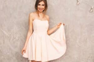 Sprawdź, czy wieczorowa sukienka bez ramiączek jest tym fasonem, którego szukasz na wielką galę!