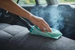 Jak skutecznie przeprowadzić pranie tapicerki w samochodzie?