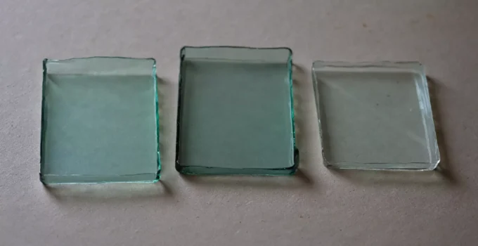 Płyty poliwęglanowe vs szkło i plexi — zalety i wady