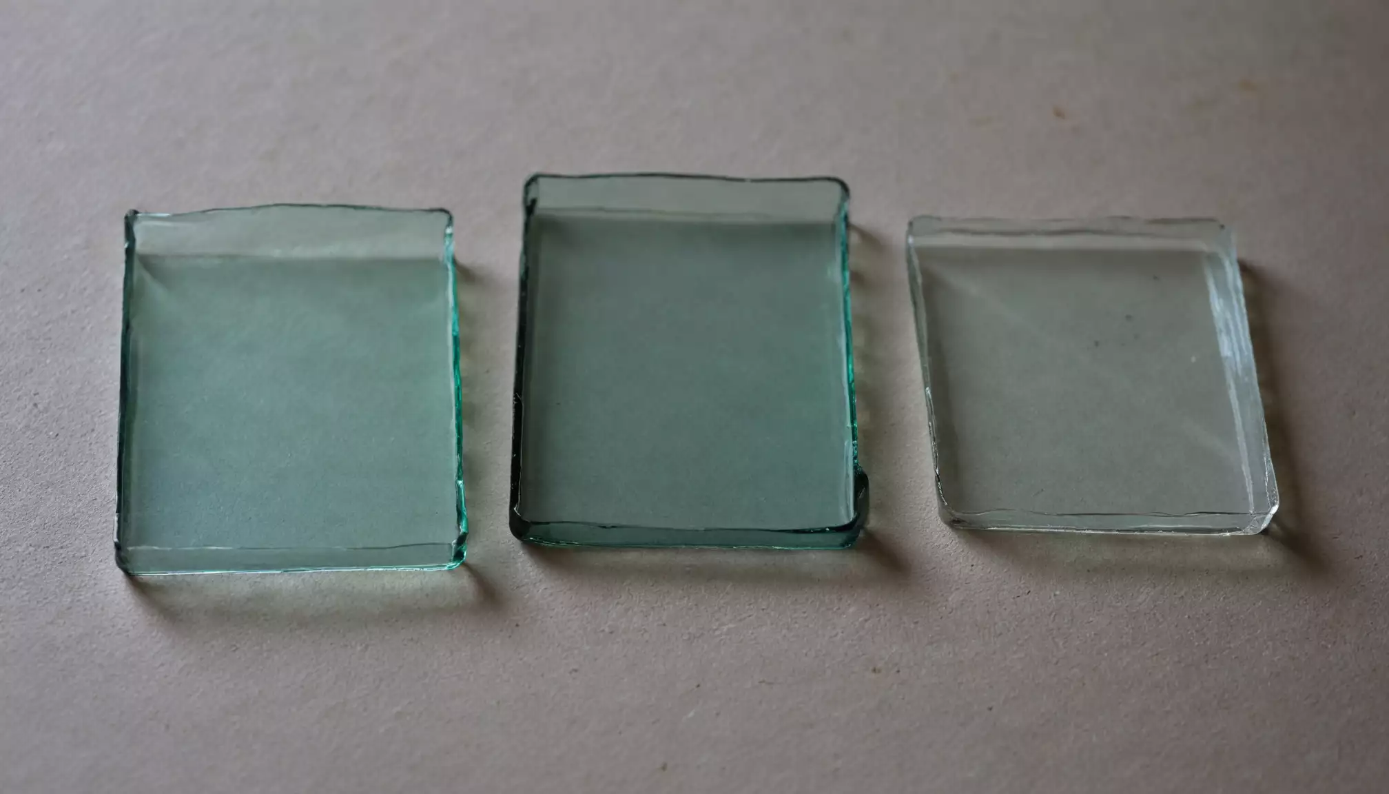 Płyty poliwęglanowe vs szkło i plexi — zalety i wady